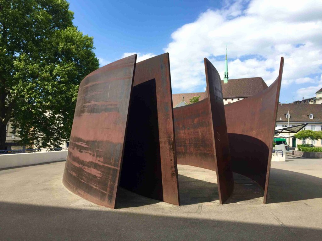 Intersection, Plastik von Richard Serra, Theaterplatz Basel